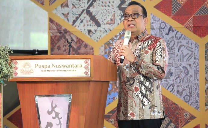 Menko PMK Pratikno mengajak seluruh pemangku kepentingan berkolaborasi menjaga dan memajukan industri batik Indonesia.