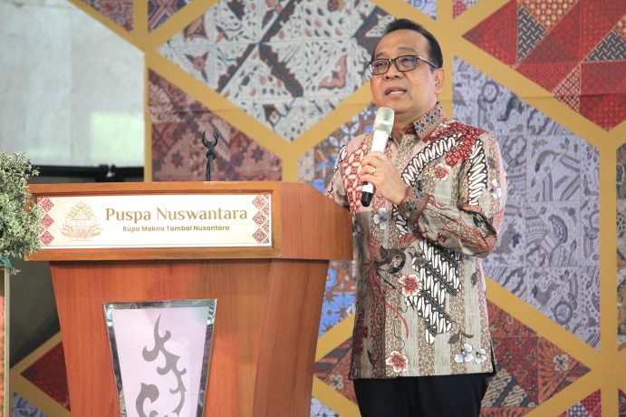Menko PMK Pratikno mengajak seluruh pemangku kepentingan berkolaborasi menjaga dan memajukan industri batik Indonesia.