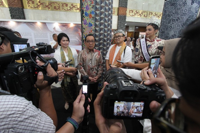 Menko PMK Pratikno mengajak seluruh pemangku kepentingan berkolaborasi menjaga dan memajukan industri batik Indonesia.