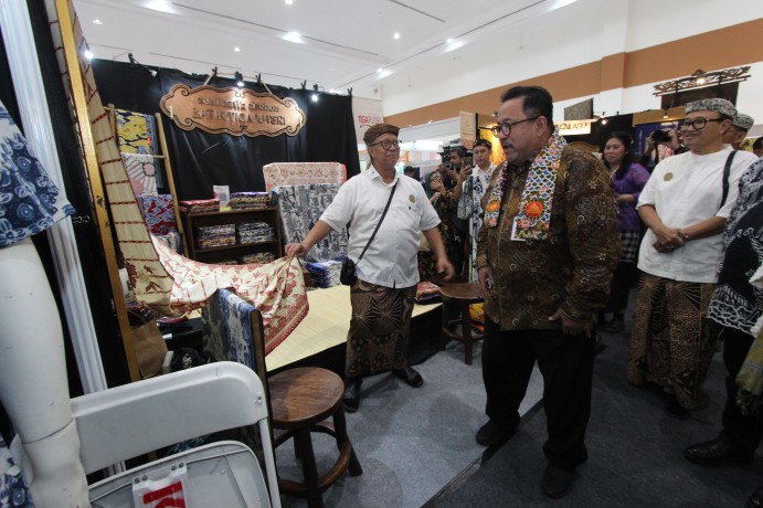 Wagub DKI Rano Karno mengunjungi Puspa Nuswantara 2026, meninjau booth batik dan bertemu GKBRAA Paku Alam di JICC.