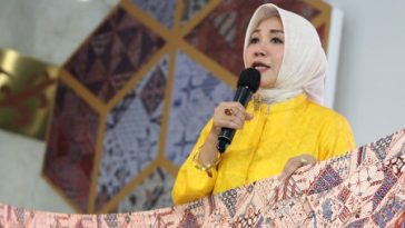 KCBI mengajak generasi muda melestarikan tradisi berkain di Puspa Nuswantara sekaligus memperkenalkan motif batik Jawa Barat.
