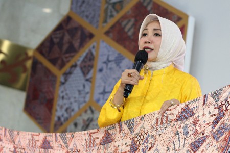 KCBI mengajak generasi muda melestarikan tradisi berkain di Puspa Nuswantara sekaligus memperkenalkan motif batik Jawa Barat.