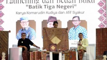 Komarudin Kudiya dan Afif Syakur meluncurkan buku Batik Tiga Negeri untuk mendokumentasikan sejarah dan filosofi batik legendaris.
