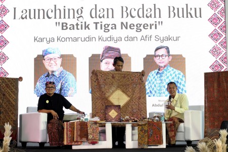 Komarudin Kudiya dan Afif Syakur meluncurkan buku Batik Tiga Negeri untuk mendokumentasikan sejarah dan filosofi batik legendaris.