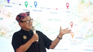 Dr. Komarudin Kudiya dan Afif Syakur meluncurkan buku Batik Tiga Negeri yang mengungkap sejarah, filosofi, dan keistimewaan batik legendaris.