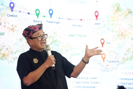 Dr. Komarudin Kudiya dan Afif Syakur meluncurkan buku Batik Tiga Negeri yang mengungkap sejarah, filosofi, dan keistimewaan batik legendaris.