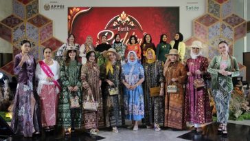Fashion show IWAPI Jakarta Timur di Puspa Nuswantara 2026 tampilkan kreasi batik modern dan dukung pemberdayaan UMKM perempuan.