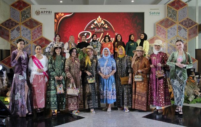 Fashion show IWAPI Jakarta Timur di Puspa Nuswantara 2026 tampilkan kreasi batik modern dan dukung pemberdayaan UMKM perempuan.