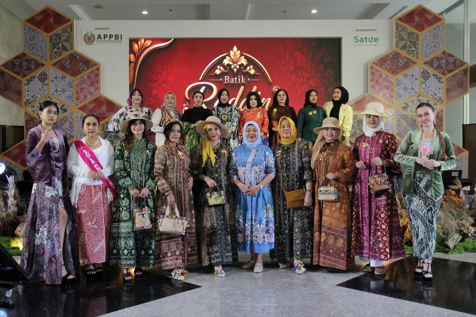 Fashion show IWAPI Jakarta Timur di Puspa Nuswantara 2026 tampilkan kreasi batik modern dan dukung pemberdayaan UMKM perempuan.