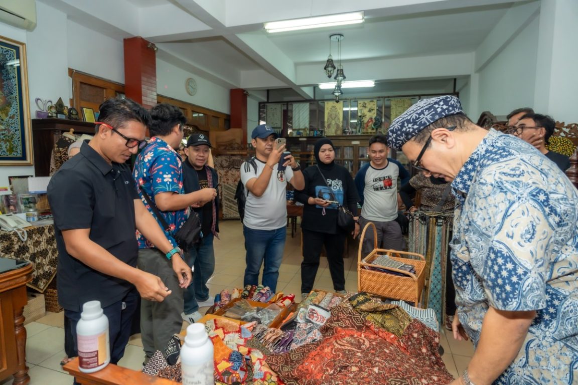 SMN kunjungi Rumah Batik Komar Bandung, mengenal inovasi, edukasi, dan pelestarian batik autentik Indonesia.