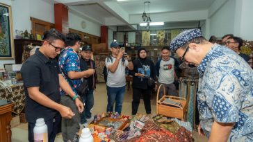 SMN kunjungi Rumah Batik Komar Bandung, mengenal inovasi, edukasi, dan pelestarian batik autentik Indonesia.