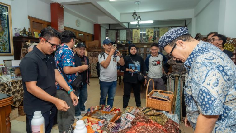 SMN kunjungi Rumah Batik Komar Bandung, mengenal inovasi, edukasi, dan pelestarian batik autentik Indonesia.