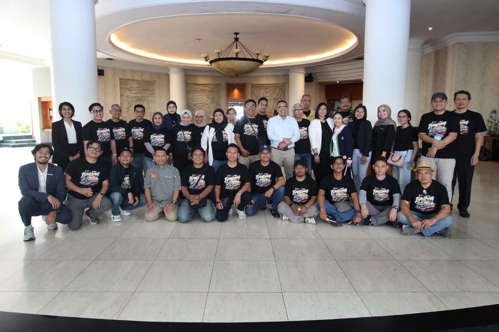 40 awak media yang tergabung dalam Sindikasi Media Network berfoto bersama dengan pejabat dan karyawan Artotel Suites Aquila Bandung