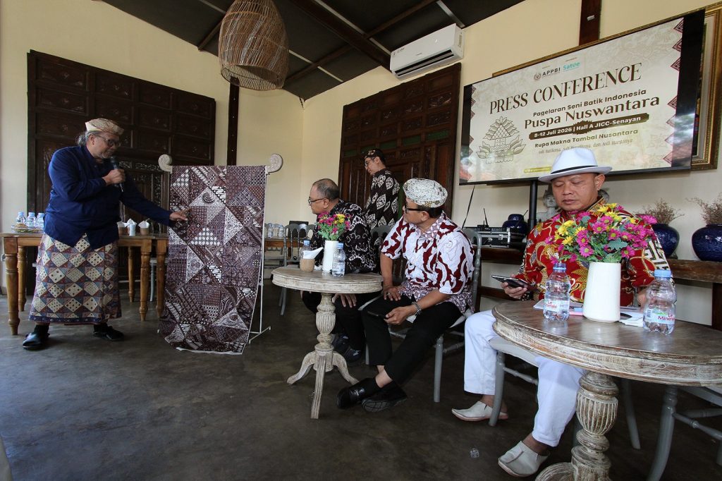 Motif Tambal dipilih sebagai ikon Puspa Nuswantara 2026 karena merepresentasikan keberagaman motif batik dari seluruh Indonesia.