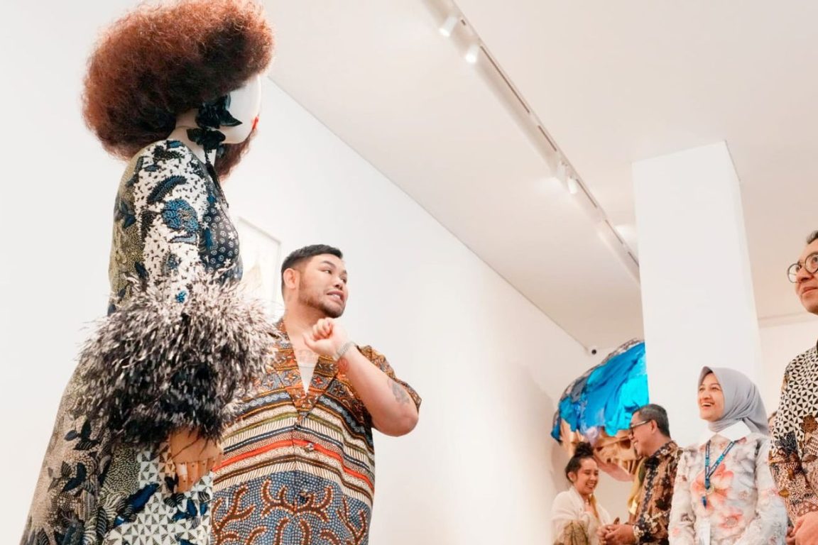 Ivan Gunawan mengolah batik Sekar Jagat Pamekasan menjadi busana modern lewat NUSANOVA 2.0, mempertemukan budaya dan industri fesyen. (Foto: Istimewa)