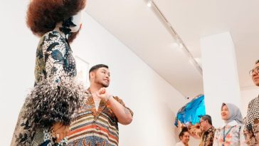 Ivan Gunawan mengolah batik Sekar Jagat Pamekasan menjadi busana modern lewat NUSANOVA 2.0, mempertemukan budaya dan industri fesyen. (Foto: Istimewa)