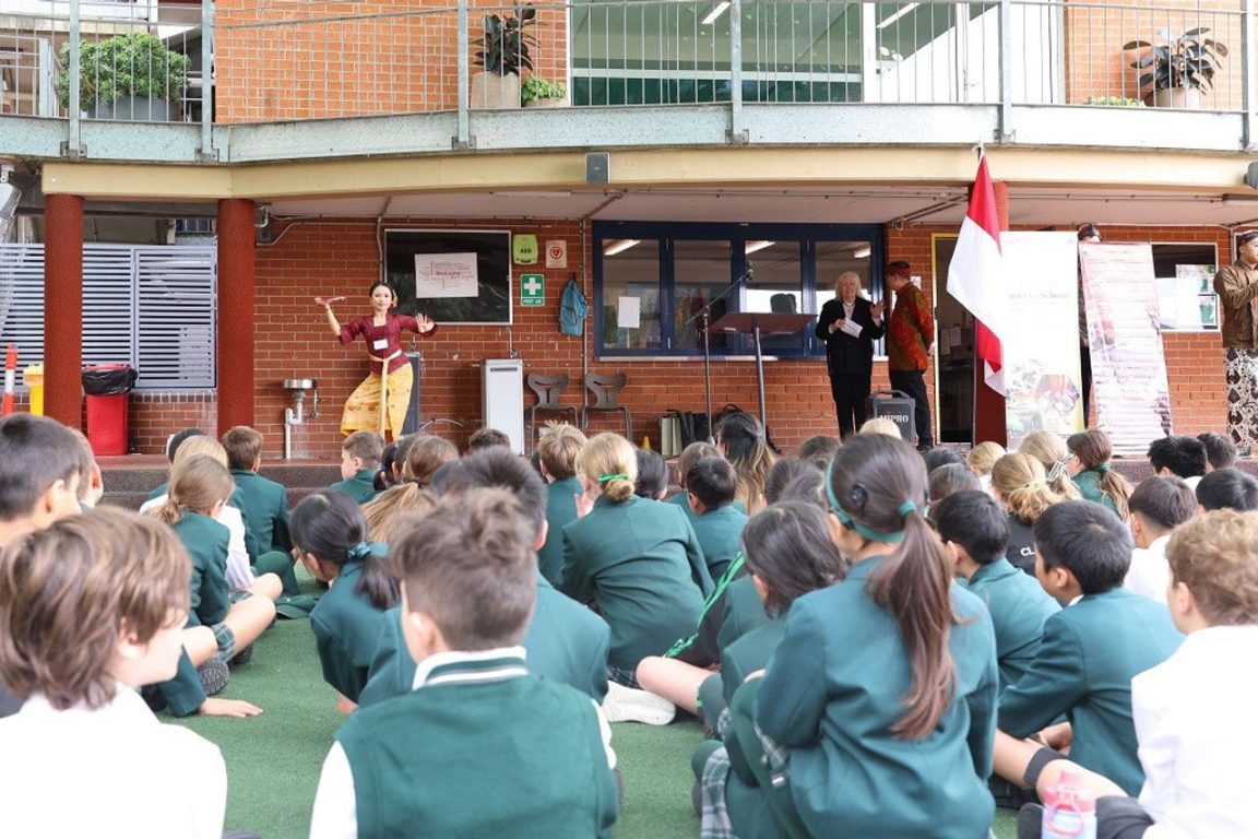 Lebih dari 1.100 siswa Australia mengenal batik, angklung, kuliner, dan bahasa Indonesia melalui program Indonesia Goes to School di Sydney. (Foto: KJRI Sydney)