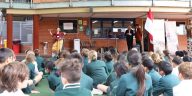 Lebih dari 1.100 siswa Australia mengenal batik, angklung, kuliner, dan bahasa Indonesia melalui program Indonesia Goes to School di Sydney. (Foto: KJRI Sydney)
