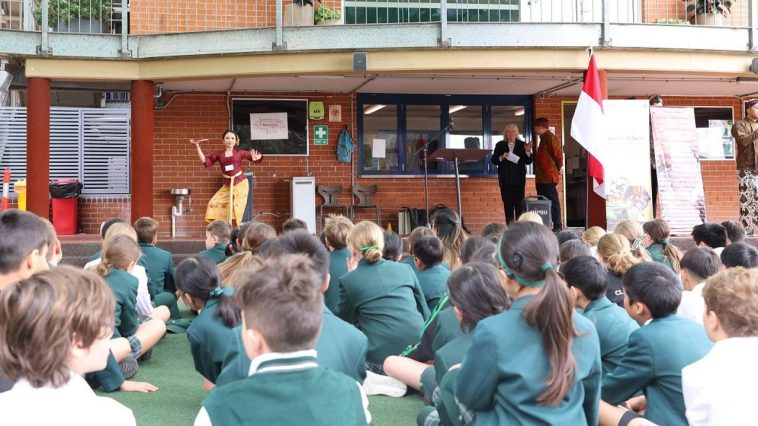 Lebih dari 1.100 siswa Australia mengenal batik, angklung, kuliner, dan bahasa Indonesia melalui program Indonesia Goes to School di Sydney. (Foto: KJRI Sydney)