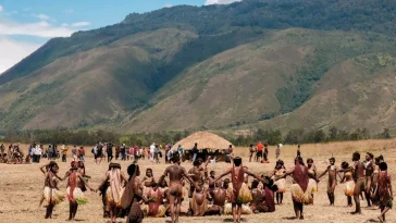 Festival Lembah Baliem 2026 masuk Top 10 KEN. Wamenpar mendorong budaya, UMKM, dan pariwisata menjadi penggerak ekonomi Papua Pegunungan. (Foto: Biro Komunikasi Kemenpar)