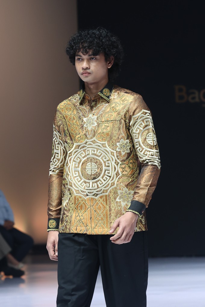 Bagus Surya Pangestu menampilkan 11 koleksi batik pria premium contemporary di Indonesia Fashion Week dengan sentuhan modern dan elegan.