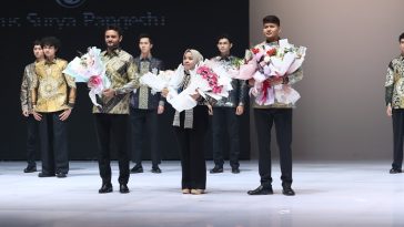 Bagus Surya Pangestu menampilkan 11 koleksi batik pria premium contemporary di Indonesia Fashion Week dengan sentuhan modern dan elegan.