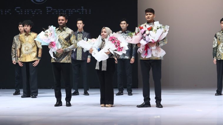 Bagus Surya Pangestu menampilkan 11 koleksi batik pria premium contemporary di Indonesia Fashion Week dengan sentuhan modern dan elegan.