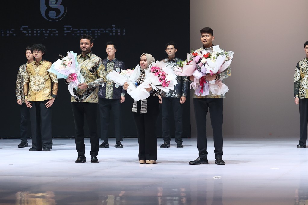 Bagus Surya Pangestu menampilkan 11 koleksi batik pria premium contemporary di Indonesia Fashion Week dengan sentuhan modern dan elegan.