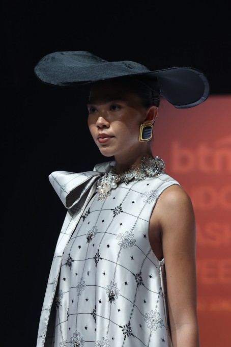 Adith for Rianty Batik meluncurkan koleksi Aureate di IFW 2026, memadukan filosofi waktu, batik, dan desain modern yang elegan.