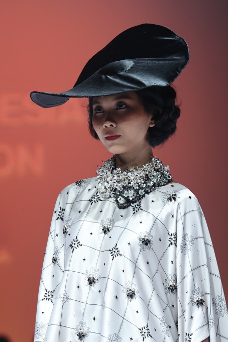 Adith for Rianty Batik meluncurkan koleksi Aureate di IFW 2026, memadukan filosofi waktu, batik, dan desain modern yang elegan.