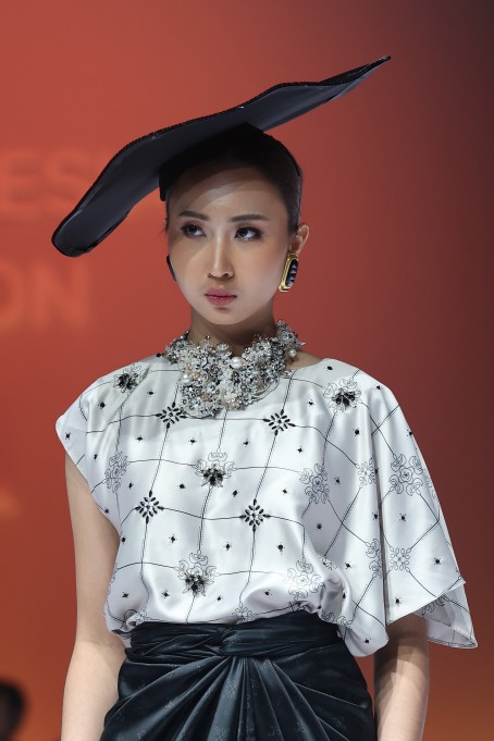 Adith for Rianty Batik meluncurkan koleksi Aureate di IFW 2026, memadukan filosofi waktu, batik, dan desain modern yang elegan.
