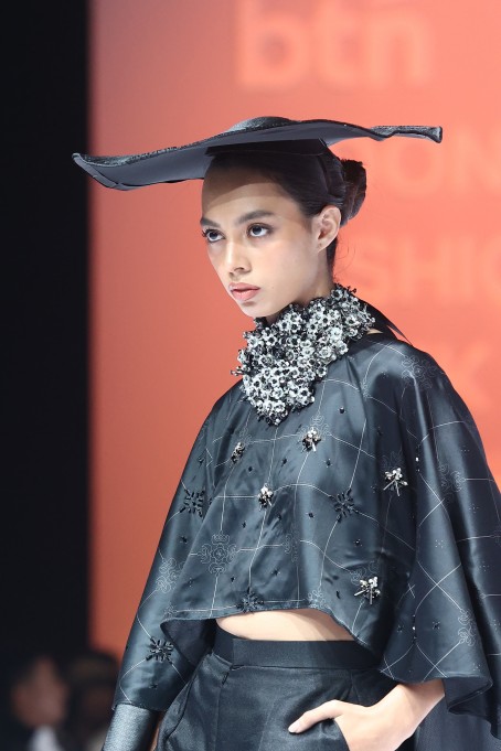Adith for Rianty Batik meluncurkan koleksi Aureate di IFW 2026, memadukan filosofi waktu, batik, dan desain modern yang elegan.