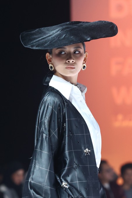 Adith for Rianty Batik meluncurkan koleksi Aureate di IFW 2026, memadukan filosofi waktu, batik, dan desain modern yang elegan.