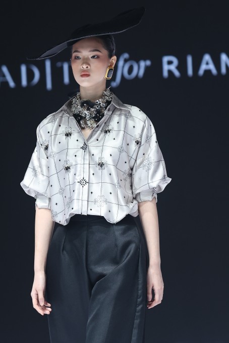 Adith for Rianty Batik meluncurkan koleksi Aureate di IFW 2026, memadukan filosofi waktu, batik, dan desain modern yang elegan.