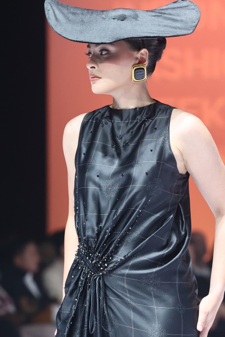 Adith for Rianty Batik meluncurkan koleksi Aureate di IFW 2026, memadukan filosofi waktu, batik, dan desain modern yang elegan.