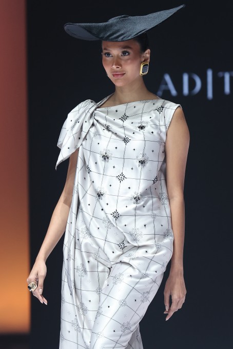 Adith for Rianty Batik meluncurkan koleksi Aureate di IFW 2026, memadukan filosofi waktu, batik, dan desain modern yang elegan.