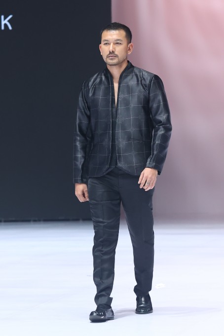 Adith for Rianty Batik meluncurkan koleksi Aureate di IFW 2026, memadukan filosofi waktu, batik, dan desain modern yang elegan.