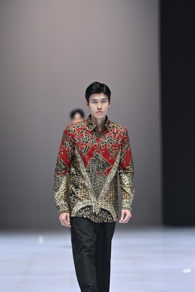 Bagus Surya Pangestu menampilkan 11 koleksi batik pria premium contemporary di Indonesia Fashion Week dengan sentuhan modern dan elegan.
