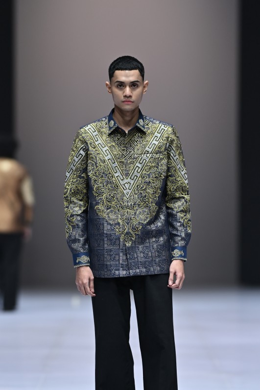 Bagus Surya Pangestu menampilkan 11 koleksi batik pria premium contemporary di Indonesia Fashion Week dengan sentuhan modern dan elegan.