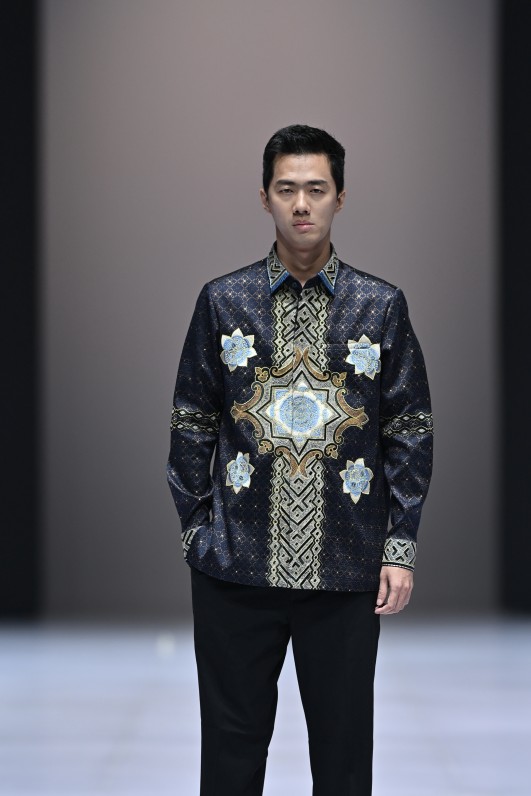 Bagus Surya Pangestu menampilkan 11 koleksi batik pria premium contemporary di Indonesia Fashion Week dengan sentuhan modern dan elegan.