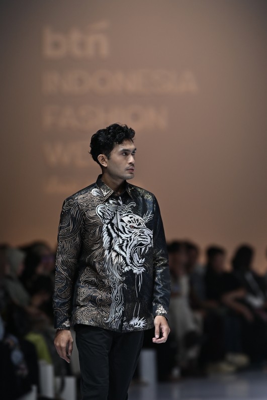 Bagus Surya Pangestu menampilkan 11 koleksi batik pria premium contemporary di Indonesia Fashion Week dengan sentuhan modern dan elegan.