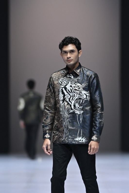 Bagus Surya Pangestu menampilkan 11 koleksi batik pria premium contemporary di Indonesia Fashion Week dengan sentuhan modern dan elegan.