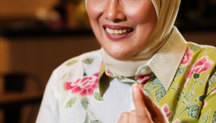 Helny Noviana mengajak perempuan membangun kebahagiaan, resiliensi, literasi finansial, dan makna hidup agar tak mudah rapuh menghadapi masalah.