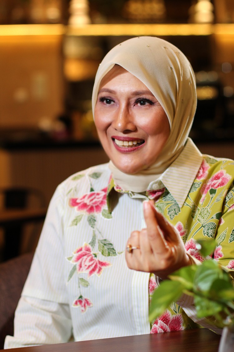 Helny Noviana mengajak perempuan membangun kebahagiaan, resiliensi, literasi finansial, dan makna hidup agar tak mudah rapuh menghadapi masalah.