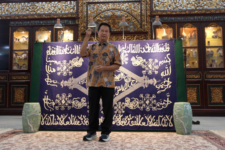 Profil Hartono Sumarsono, pengusaha Kencana Ungu yang lima dekade menekuni batik, mengoleksi batik lawasan, dan menjaga heritage Indonesia.