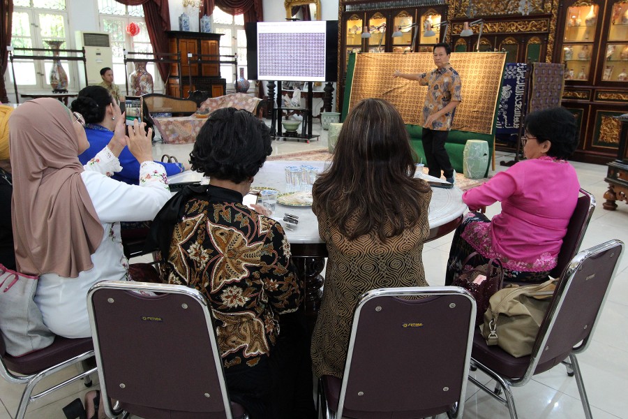 Lions Club kunjungi Galeri Hartono Sumarsono untuk mendalami sejarah, akulturasi, koleksi batik lawasan, dan pelestarian budaya Indonesia.
