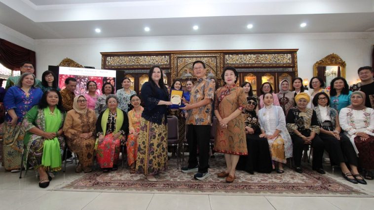 Lions Club kunjungi Galeri Hartono Sumarsono untuk mendalami sejarah, akulturasi, koleksi batik lawasan, dan pelestarian budaya Indonesia.