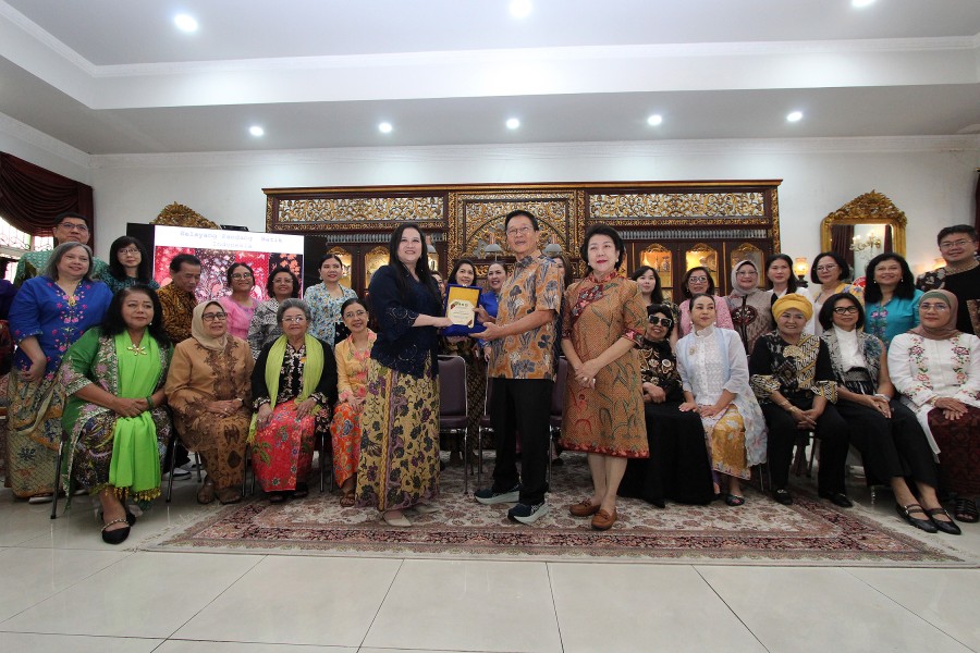 Lions Club kunjungi Galeri Hartono Sumarsono untuk mendalami sejarah, akulturasi, koleksi batik lawasan, dan pelestarian budaya Indonesia.