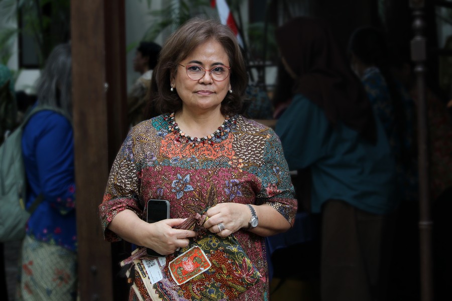 Tati Gobel menilai kunjungan Lions Club ke Gallery Hartono Sumarsono memperkaya wawasan batik dan menegaskan pentingnya memakai batik setiap hari.