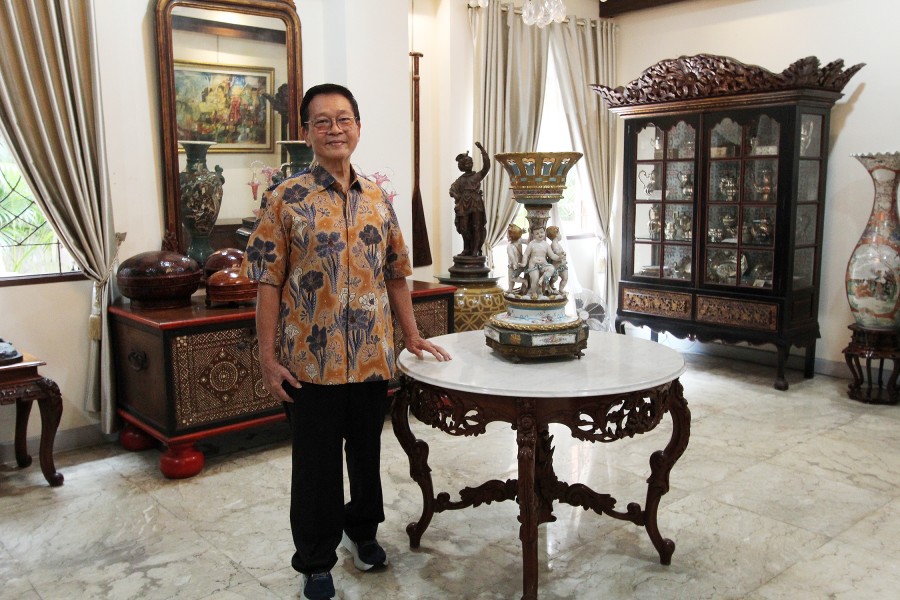 Profil Hartono Sumarsono, pengusaha Kencana Ungu yang lima dekade menekuni batik, mengoleksi batik lawasan, dan menjaga heritage Indonesia.